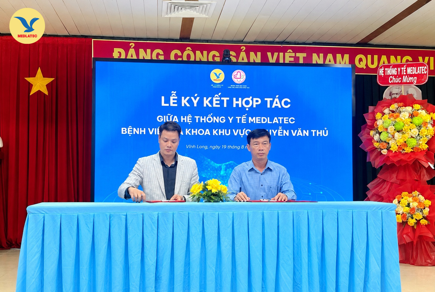 BSCKII. Lâm Văn Dũng – Giám đốc Bệnh viện Đa khoa khu vực Nguyễn Văn Thủ (bên phải) và ông Lưu Văn Cường – Giám đốc MEDLATEC Cần Thơ (bên trái) thực hiện nghi lễ ký kết hợp tác