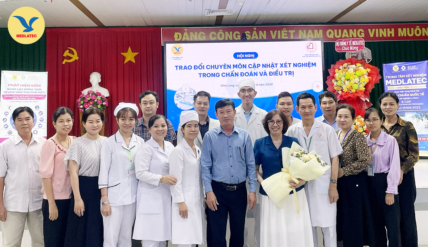 Lãnh đạo hai đơn vị, chuyên gia và các y bác sĩ chụp ảnh lưu niệm tại hội nghị