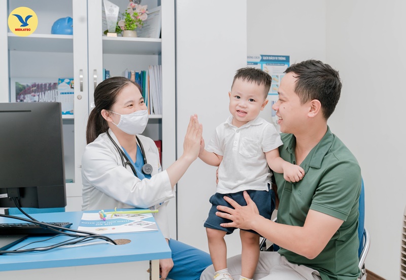 Cha mẹ nên đưa trẻ đi khám sớm để được chữa trị kịp thời và tăng hiệu quả điều trị bệnh