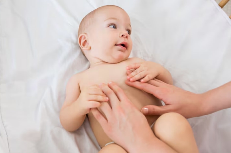 Cha mẹ có thể áp dụng biện pháp massage bụng giúp bé cảm thấy dễ chịu