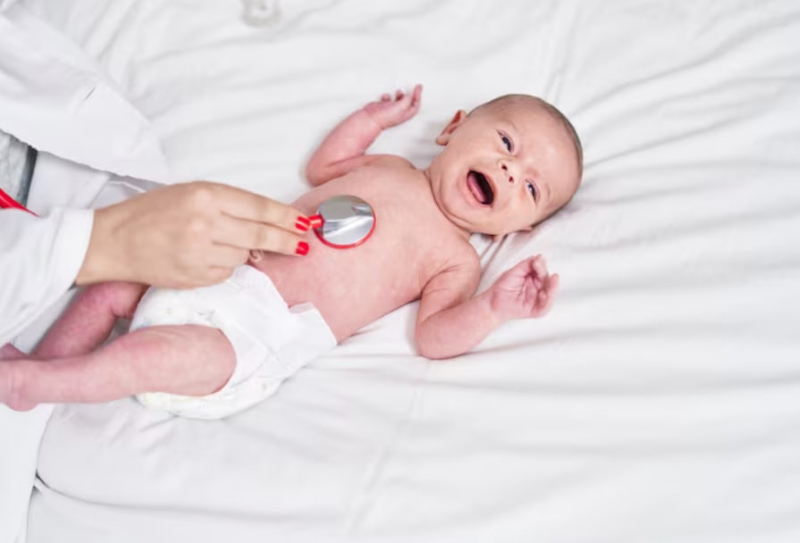 Đưa trẻ đi khám kịp thời khi trẻ thở mạnh khi ngủ kèm theo các triệu chứng bất thường