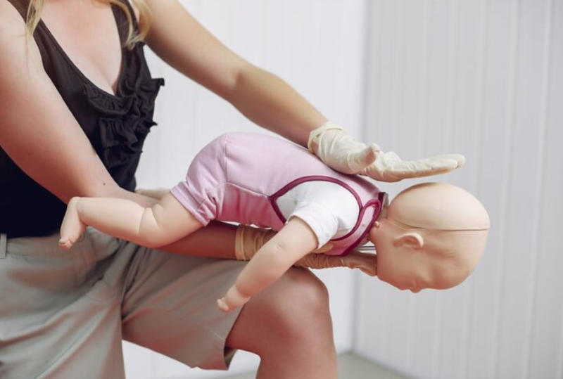 Cha mẹ lưu ý thao tác sơ cứu khi trẻ bị sặc sữa 