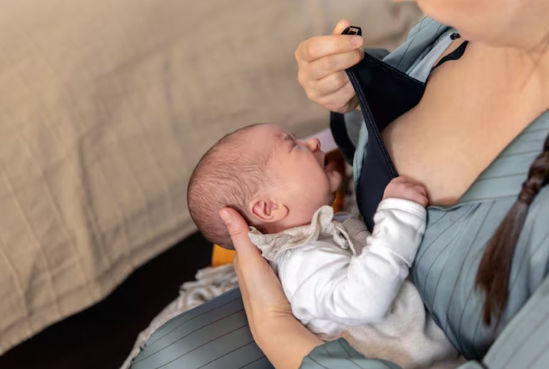 Cha mẹ cần nắm rõ dấu hiệu trẻ bị sặc sữa vào phổi để ứng biến kịp thời 