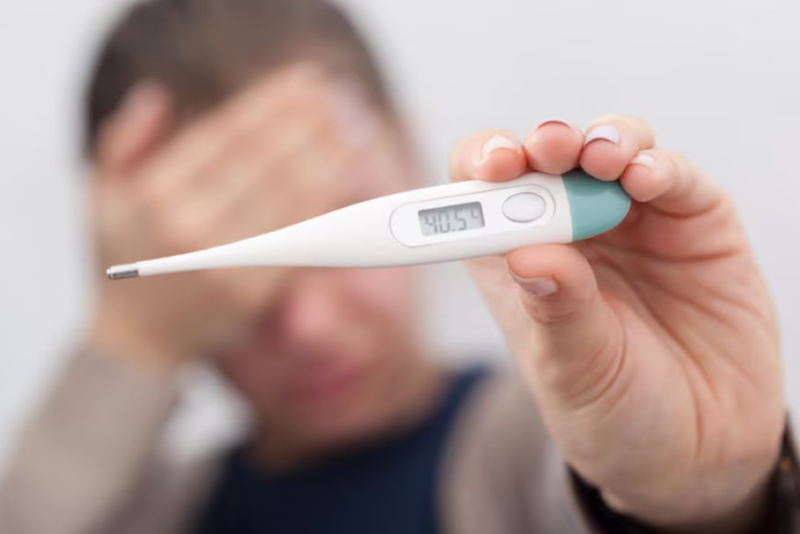 Sốt cao trên 40 độ C là một trong các dấu hiệu của sốt xuất huyết
