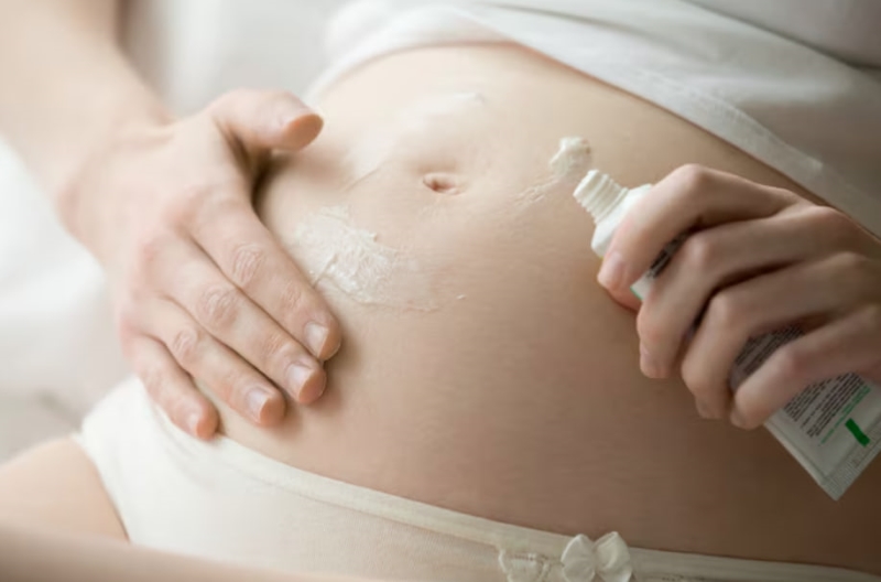 Mẹ bầu có thể sử dụng kem dưỡng ẩm để làm mờ vạch nâu trên bụng