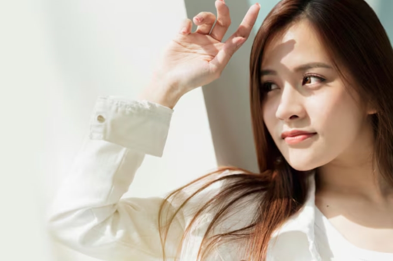 Hạn chế tiếp xúc trực tiếp với ánh nắng mặt trời để phòng ngừa tình trạng giãn mao mạch 