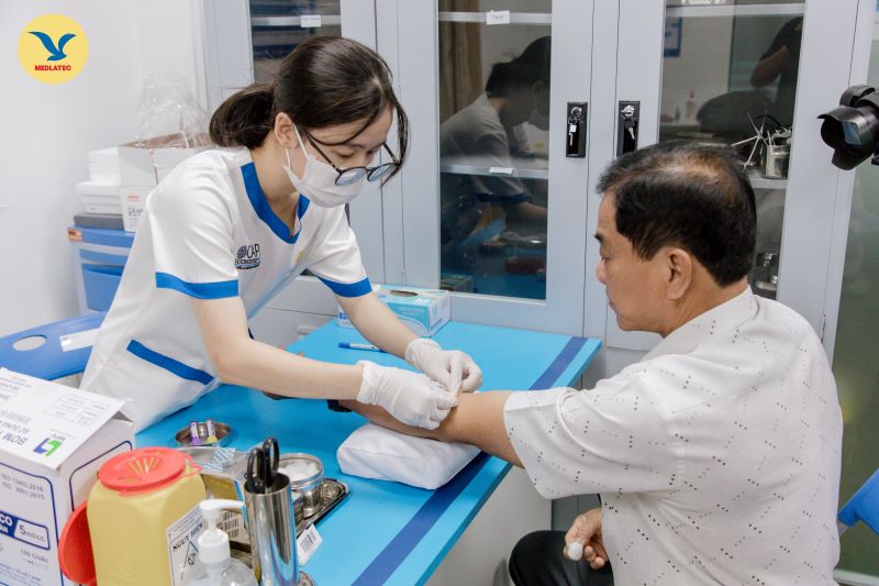 Khám sức khỏe và kiểm tra chức năng thận định kỳ giúp phát hiện sớm các bất thường và được tư vấn chế độ dinh dưỡng phù hợp. 