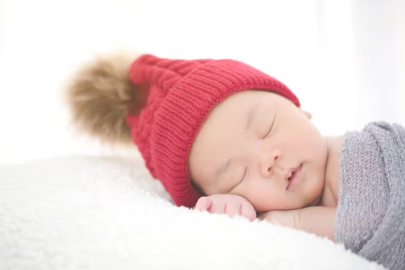 Việc đội mũ cho trẻ sơ sinh giúp giữ ấm cơ thể
