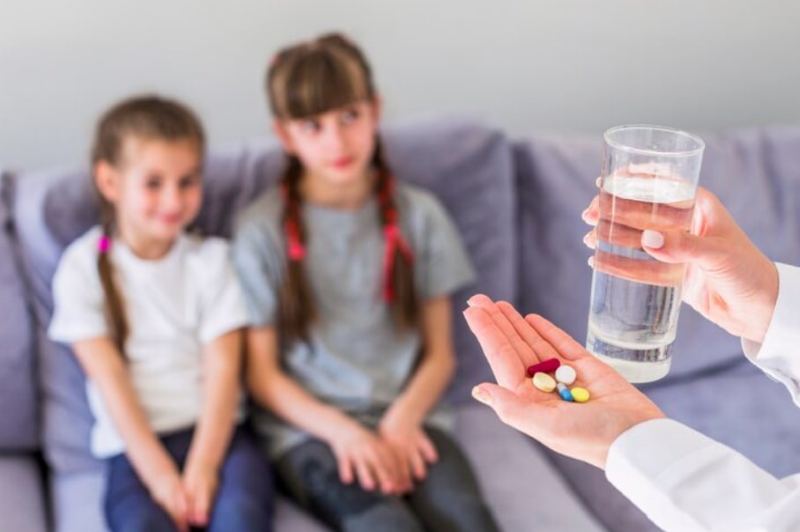 Trẻ có thể gặp phải nhiều hệ lụy sức khỏe nếu sử dụng kháng sinh không đúng chỉ định 