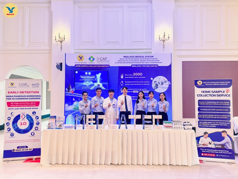 Giám đốc Nguyễn Xuân Đình cùng đội ngũ y bác sĩ và cán bộ nhân viên MEDLATEC Campuchia chụp ảnh tại gian hàng trưng bày tại chương trình Kỷ niệm 81 năm Quốc khánh nước Cộng hòa Xã hội Chủ nghĩa Việt Nam