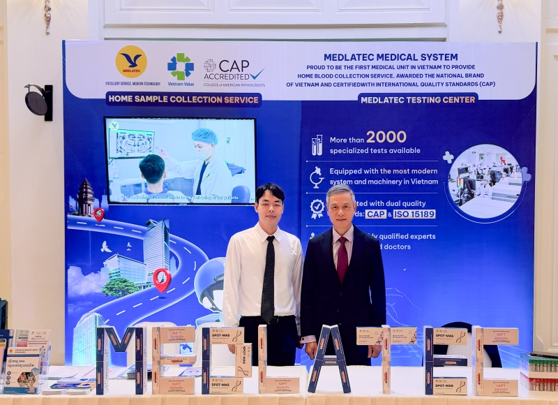 Ngài Nguyễn Minh Vũ - Đại sứ Đặc mệnh toàn quyền nước Cộng hòa xã hội chủ nghĩa Việt Nam tại Vương quốc Campuchia tham quan và chụp ảnh lưu niệm tại gian hàng MEDLATEC
