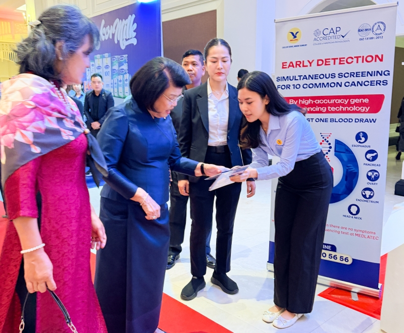 Cán bộ MEDLATEC Campuchia giới thiệu dịch vụ tới bà Samdech Khuon Sudary - Chủ tịch Quốc hội Vương quốc Campuchia