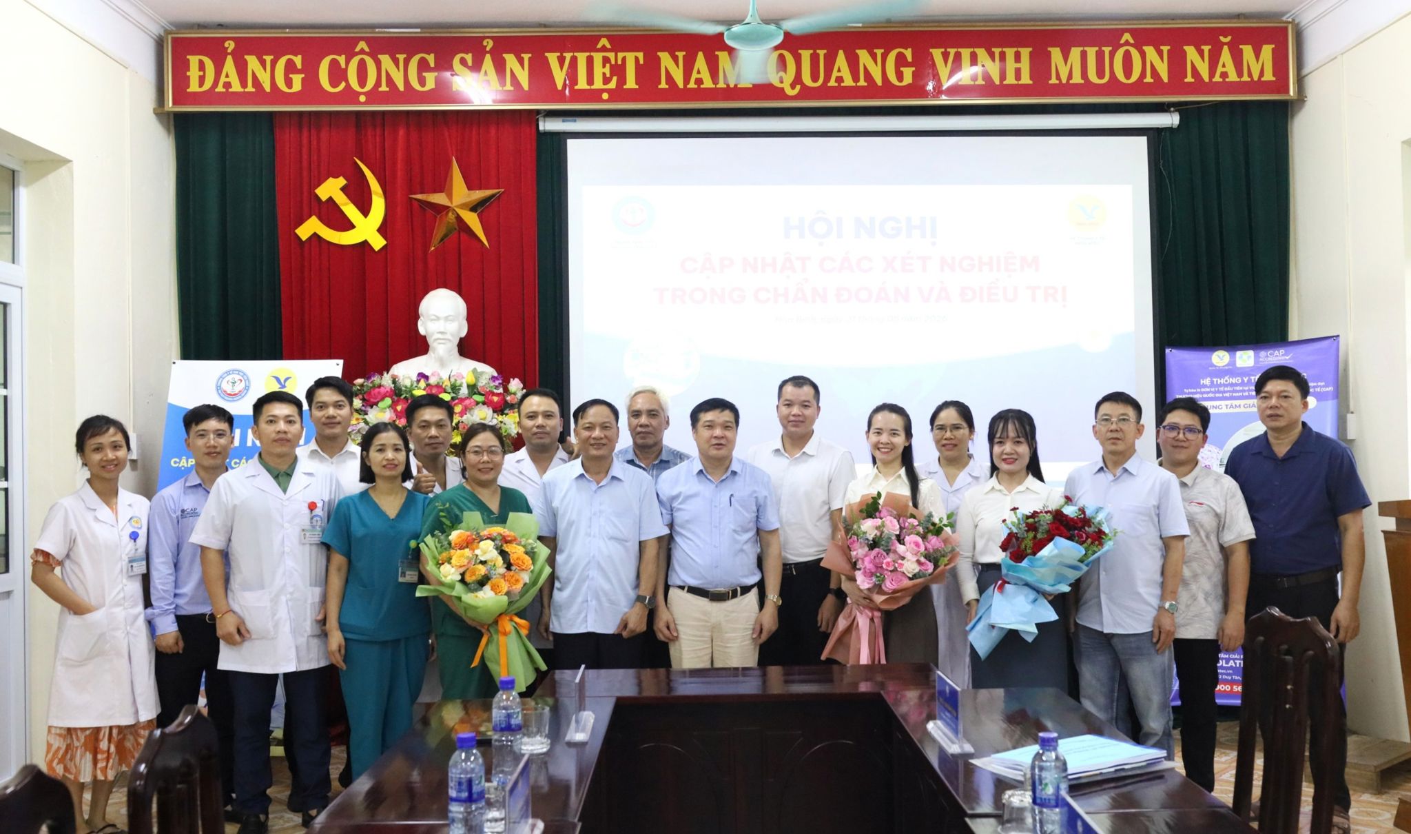 Các chuyên gia MEDLATEC cùng cán bộ y tế Trung tâm Y tế khu vực Yên Thủy chụp ảnh lưu niệm sau chương trình