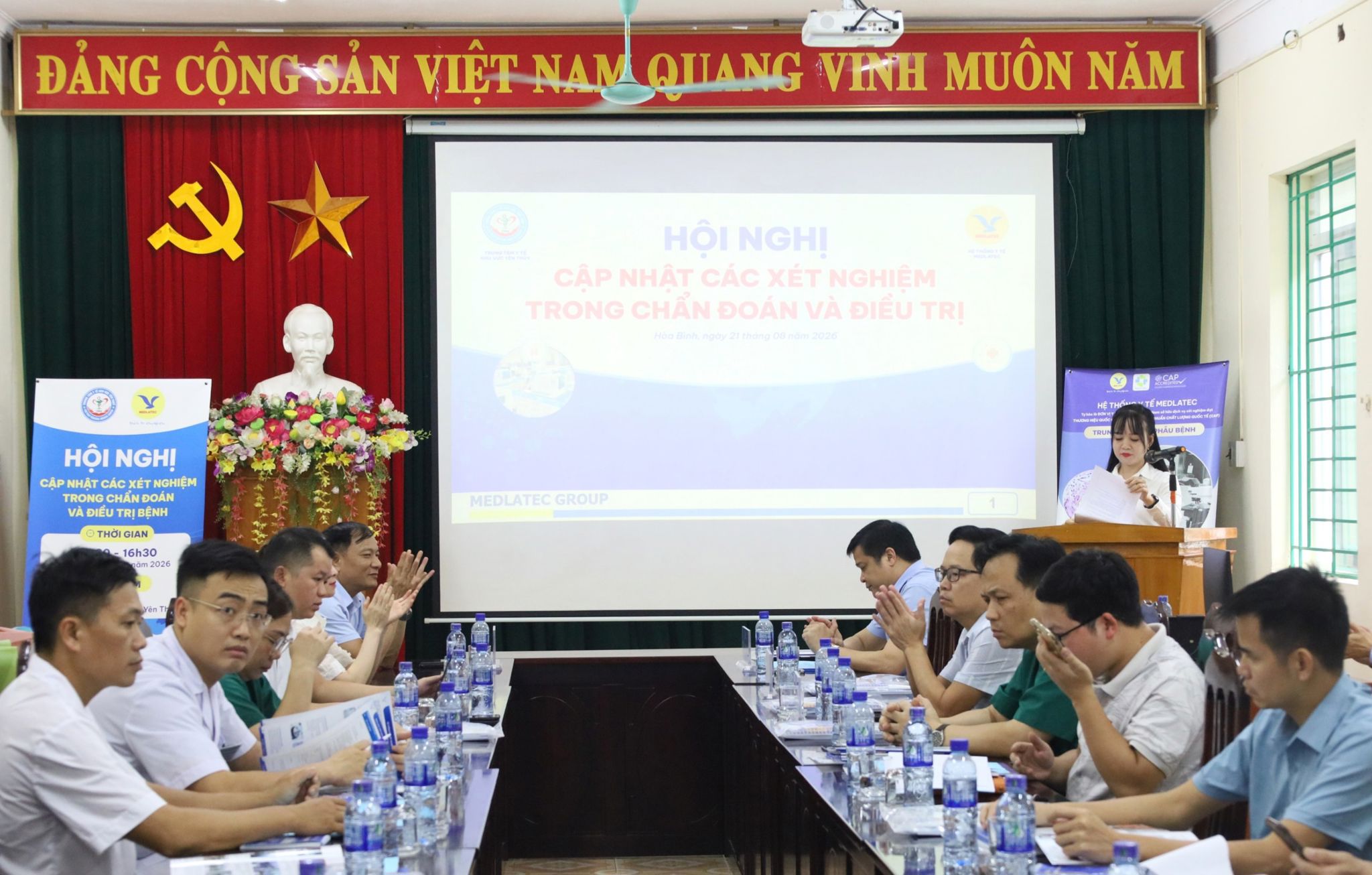 Toàn cảnh Hội nghị khoa học “Cập nhật các xét nghiệm trong chẩn đoán và điều trị bệnh” do Hệ thống Y tế MEDLATEC phối hợp Trung tâm Y tế khu vực Yên Thủy (Phú Thọ) tổ chức