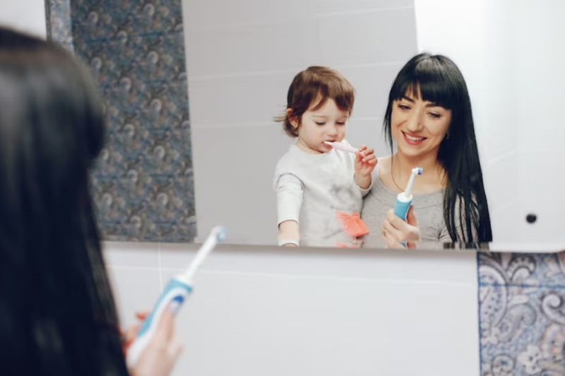 Cha mẹ cần đảm bảo sức khỏe răng miệng của trẻ bằng cách vệ sinh đầy đủ