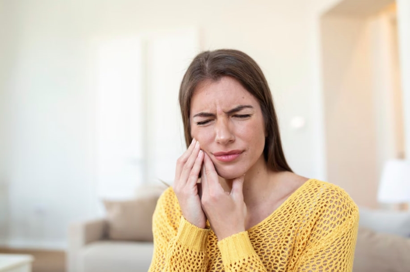 Vệ sinh răng miệng không đảm bảo là một trong những nguyên nhân dẫn đến tình trạng viêm nha chu