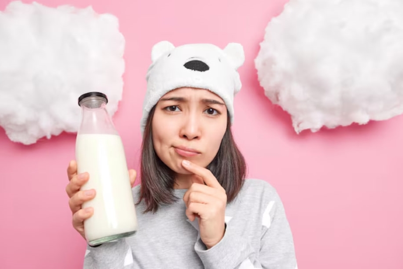 Uống sữa trước khi uống thuốc được không - câu trả lời phụ thuộc vào tùy từng loại thuốc 