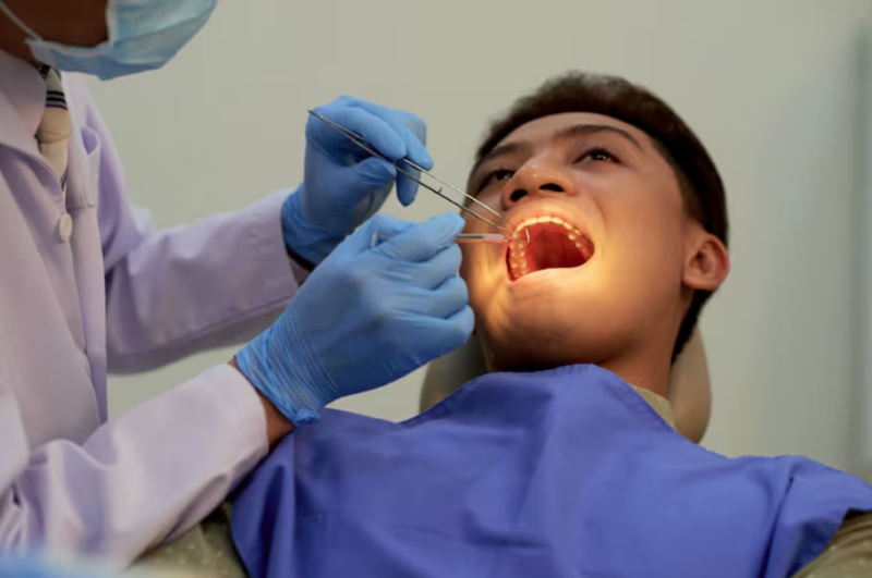 Bạn đọc cần điều trị kịp thời tình trạng sâu răng để phòng ngừa viêm tủy răng