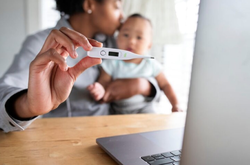 Cha mẹ cần theo dõi nhiệt độ thường xuyên khi trẻ mắc cúm A 