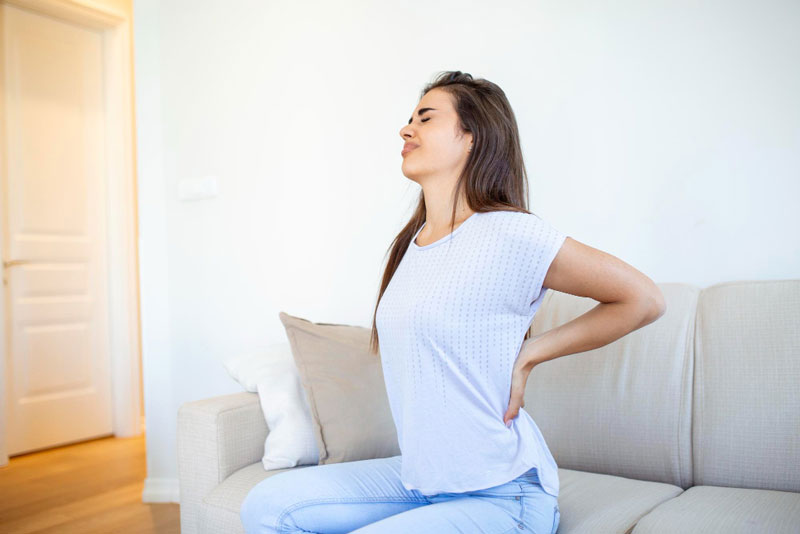 Bệnh viêm cột sống dính khớp thường khởi phát từ những người trẻ tuổi
