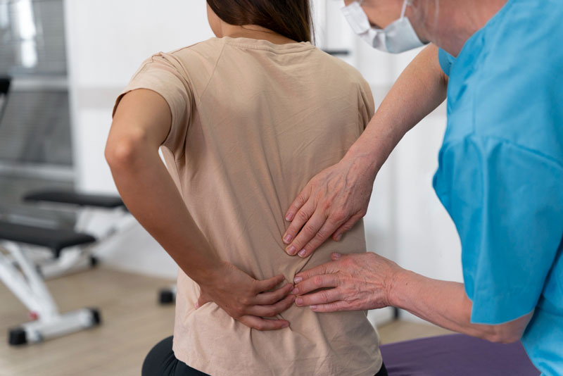 Bệnh nhân xuất hiện các cơn đau mạn tính ở vùng hông và thắt lưng
