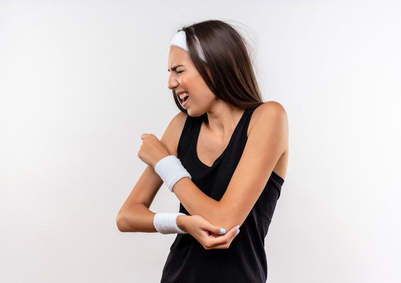 Viêm điểm bám gân khuỷu tay khiến sức mạnh ở cánh tay bị suy giảm, ảnh hưởng đến các hoạt động hàng ngày