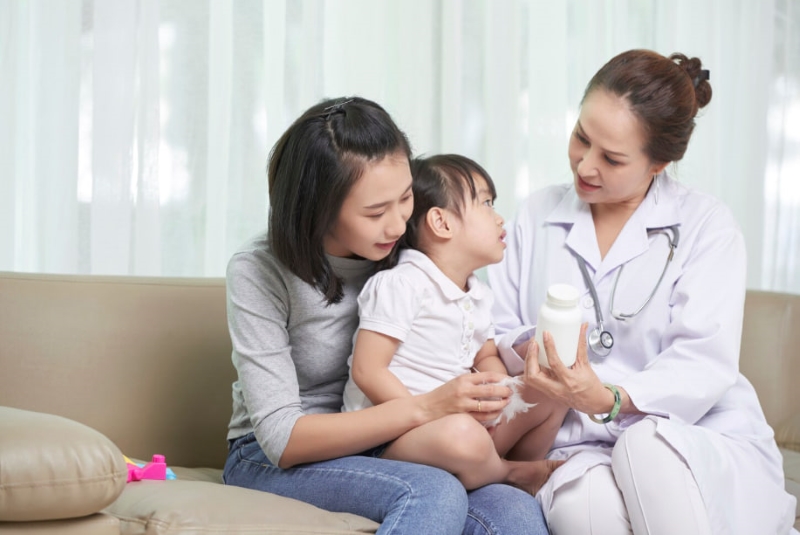 Cha mẹ cần cân nhắc trước khi áp dụng các biện pháp dân gian để xử trí tình trạng đau bụng ở trẻ 