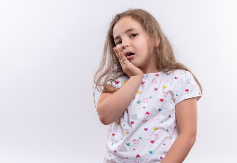 Vệ sinh răng miệng không đảm bảo khiến trẻ bị sâu răng hàm