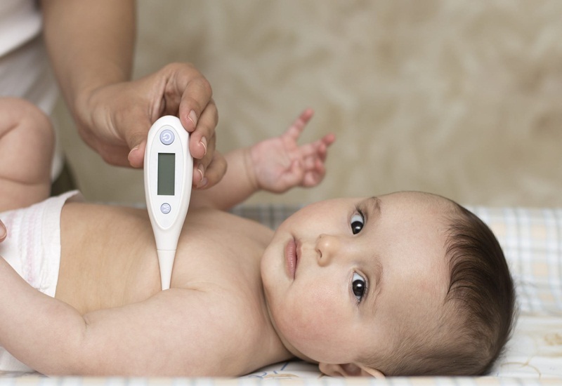 Có những dấu hiệu nào cho thấy trẻ sơ sinh đang bị sốt?
