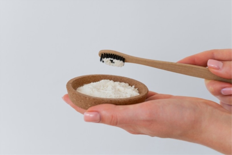 Có thể kết hợp baking soda cùng kem đánh răng để đạt hiệu quả làm trắng răng
