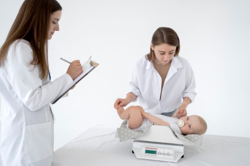 Việc cung cấp không đủ dinh dưỡng có thể là nguyên nhân khiến trẻ sơ sinh chậm tăng cân​