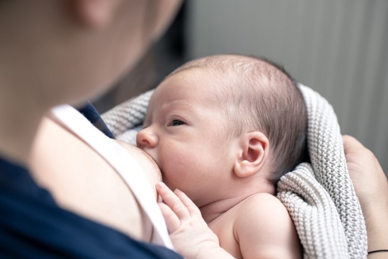Đảm bảo trẻ được bú mẹ đầy đủ 