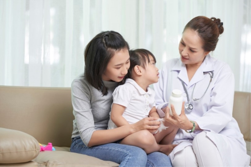 Tuân thủ hướng dẫn của bác sĩ trong quá trình sử dụng thuốc hạ sốt cho trẻ
