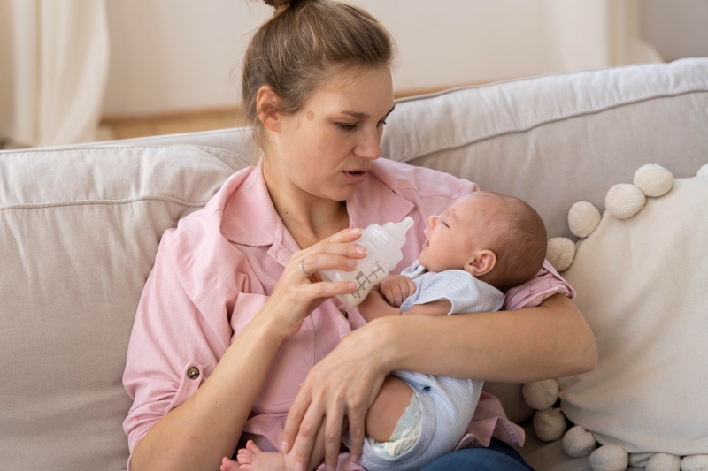 Dịch trớ của trẻ có thể là sữa hoặc cặn sữa
