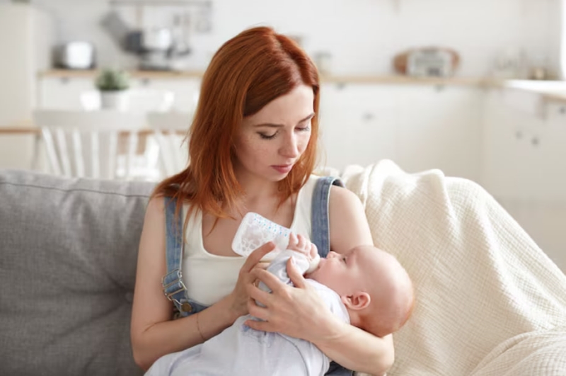 Cho bé bú ở tư thế đúng để giảm tình trạng trớ