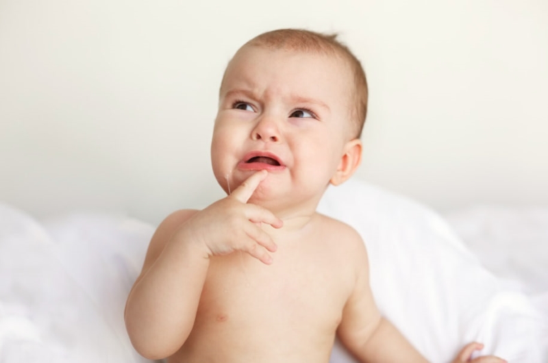 Hệ tiêu hóa chưa hoàn thiện là một trong những nguyên nhân gây ra tình trạng trẻ sơ sinh trớ ra nước trong