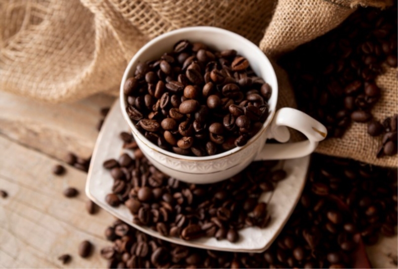 Bệnh nhân sau khi mổ ung thư dạ dày không nên sử dụng đồ uống chứa cồn, caffein… 
