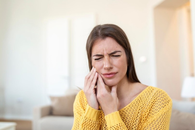Sâu răng là một trong những nguyên nhân dẫn đến tình trạng răng bị đau khi nhai