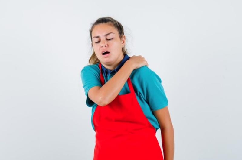 Vận động sai tư thế có thể là nguyên nhân khiến bả vai đau nhức không giơ lên cao được