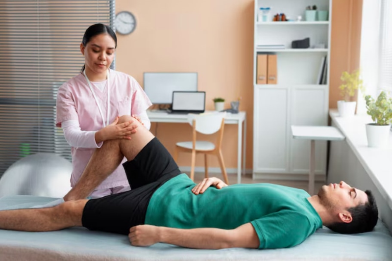 Vật lý trị liệu là một trong những cách điều trị đau gân sau đầu gối