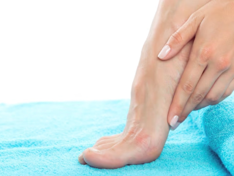 Bạn có thể áp dụng phương pháp chườm lạnh để giảm cơn đau mu bàn chân