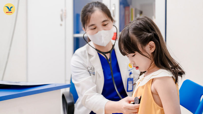Ba mẹ cần chú ý theo dõi biểu hiện của trẻ và kịp thời thông báo tình hình cho bác sĩ 