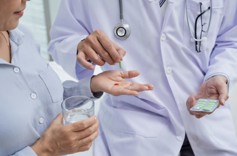 Việc sử dụng thuốc giảm đau trong điều trị đau nhức bả vai và cánh tay phải cần có hướng dẫn của bác sĩ 