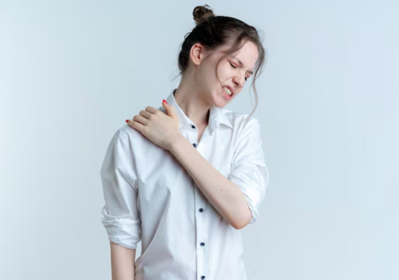 Tình trạng viêm hoặc thoái hóa khớp vai có thể gây ra tình trạng đau nhức bả vai và cánh tay phải