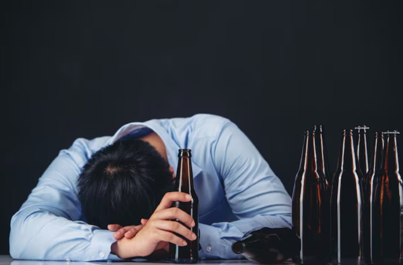 Lạm dụng rượu bia là một trong những nguyên nhân dẫn đến tình trạng hoại tử vô khuẩn khớp háng