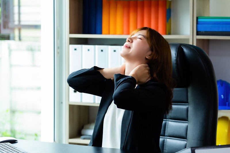Cơ cổ quá căng sau khi lắc mạnh có thể xuất hiện cơn đau đầu