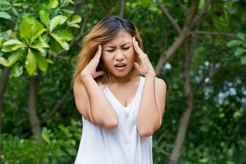 Đau đầu là một trong những ảnh hưởng của độ cao tới cơ thể con người khi chưa quen ở vùng cao 