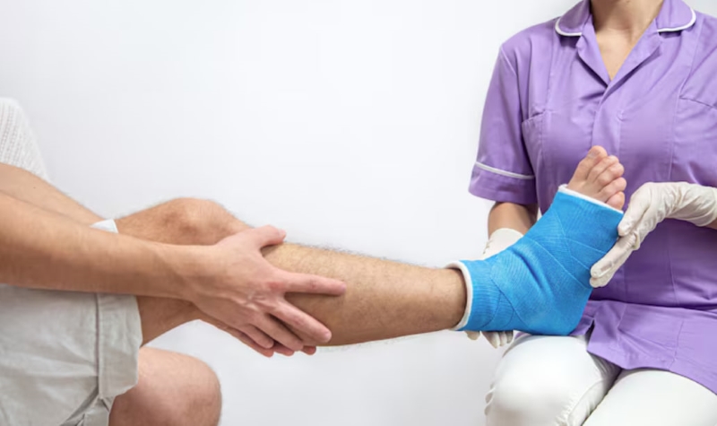 Việc điều trị tình trạng rạn xương mắt cá chân phụ thuộc vào mức độ nghiêm trọng