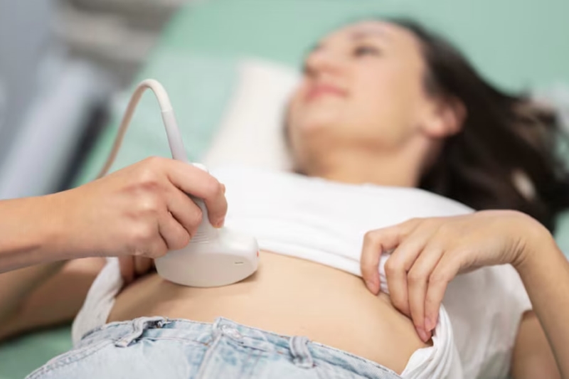 Khách hàng được bôi một lớp gel trong quá trình siêu âm hỗ trợ quá trình truyền sóng âm