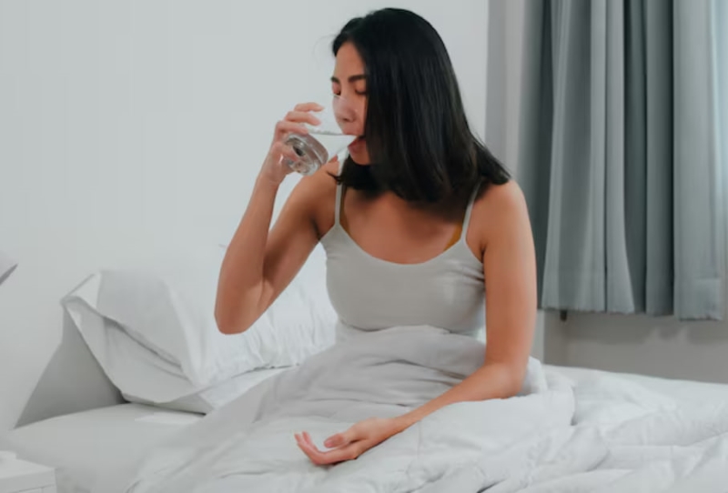 Chị em phụ nữ nên uống đủ nước trong chu kỳ kinh nguyệt 
